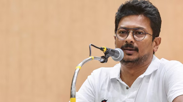 “செவிலியர்களையும், குழந்தைகளையும் தாக்குவது ‘தாய்மாமன் தடியடி’ திட்டமா?” - உதயநிதி